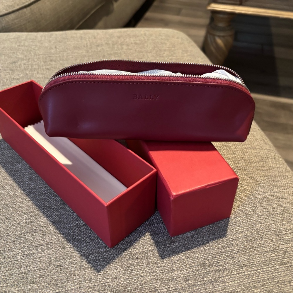 💄 Bally Makeup Travel Bag with Gift Box (Burgundy) - Picture 4 of 9